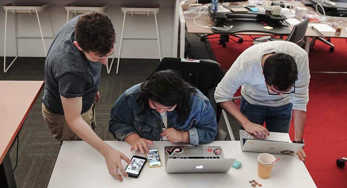 Rainha do TikTok lança assistente IA para enfrentar Siri na China